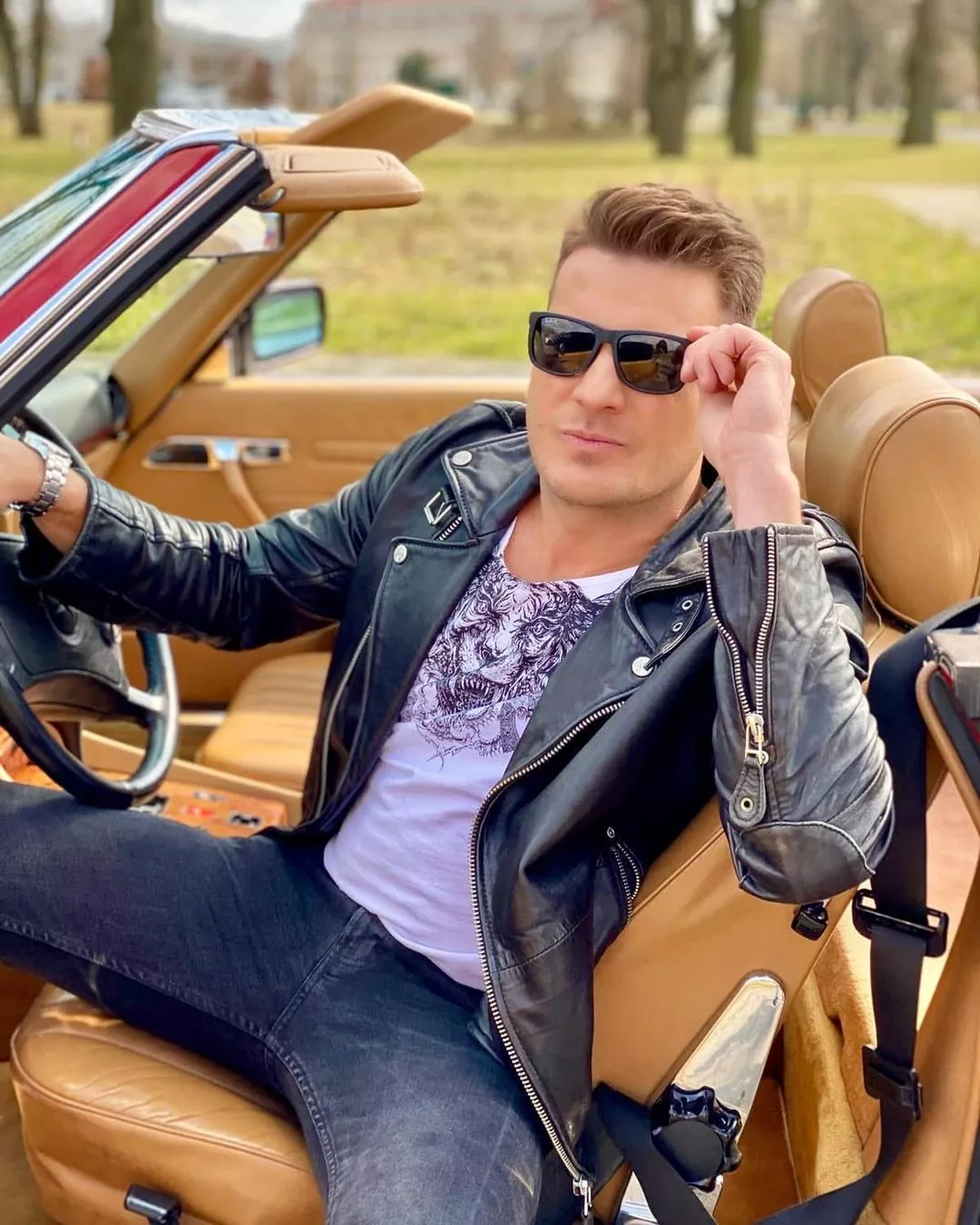 Co za widoki! Gwiazda disco polo - Sylwek z Power Play pokazał się z żoną! Jest piękna!  Między parą widać chemię z daleka!